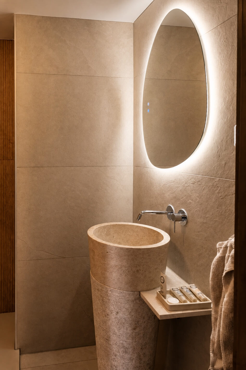 Vasque minérale et miroir lumineux