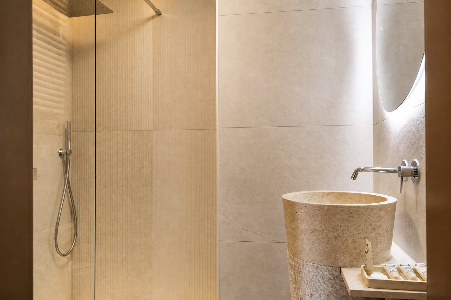 Douche de la chambre rénovée